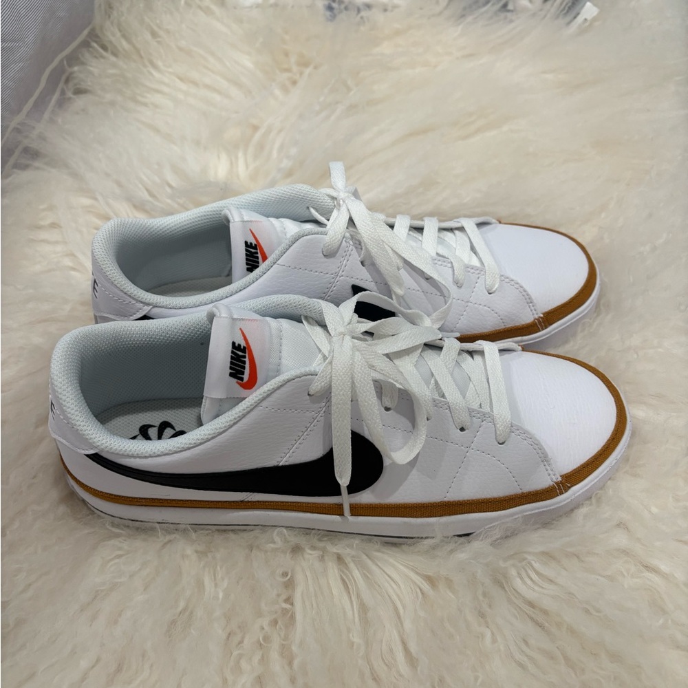 Nike White and Black Sneakers